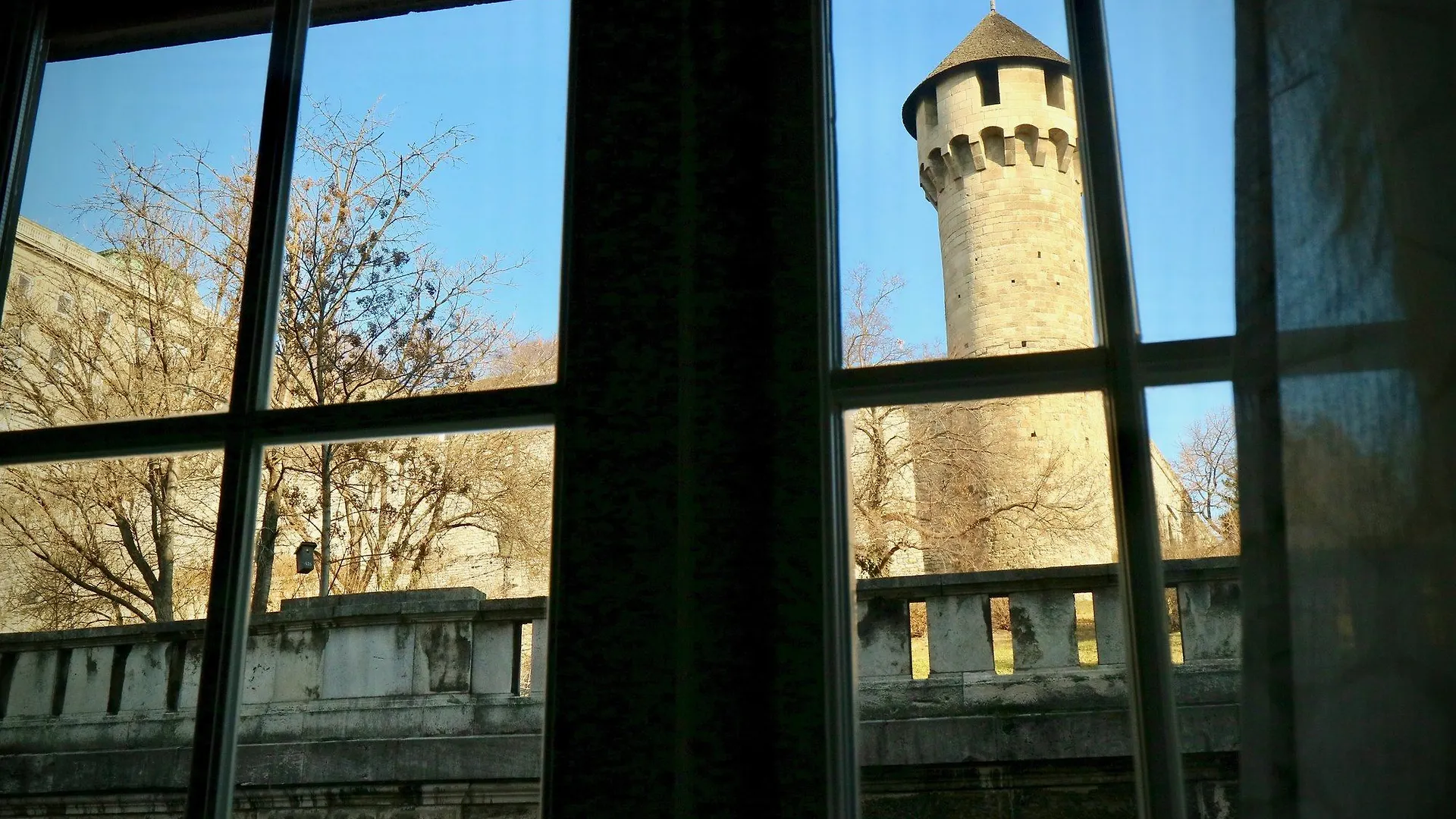 Vintage Quiet With Castle View Downtown location